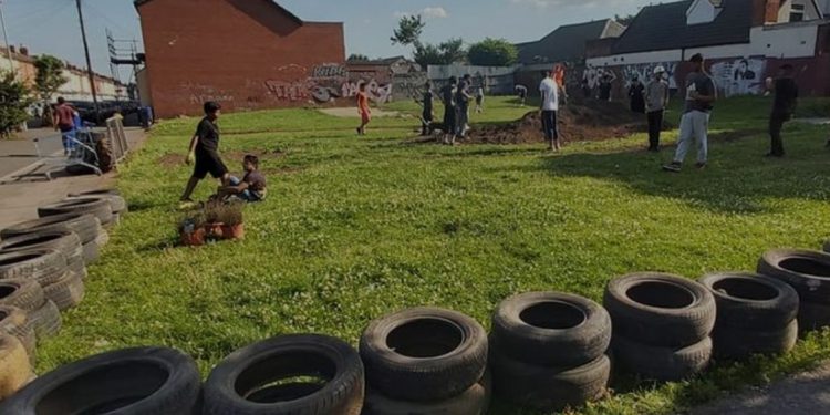 Jamaah Masjid di Birmingham Ubah Area Pembuangan Sampah Jadi Lapangan Sepak Bola