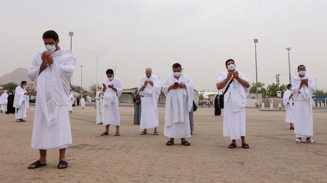 Kenakan Masker, Jamaah Haji Berdoa di Arafah Agar Dunia Bebas COVID-19