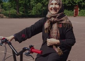 Muslimah Berusia 73 Tahun Ini Belajar Naik Sepeda