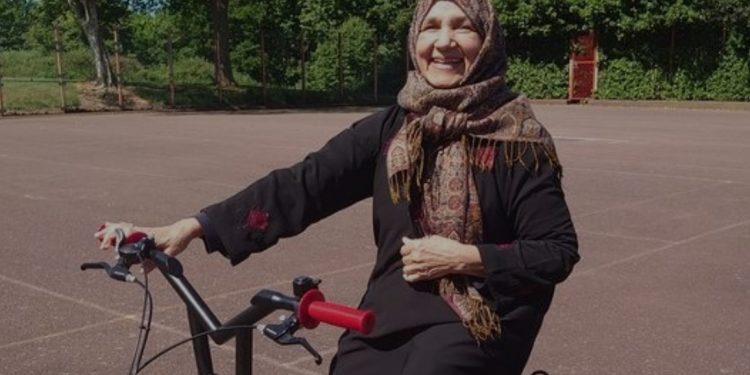 Muslimah Berusia 73 Tahun Ini Belajar Naik Sepeda