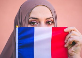 Tiga Muslimah Bicara Tentang Permusuhan Prancis Terhadap Hijab