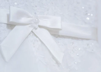 5 Tips Merawat Pakaian Berbahan Satin