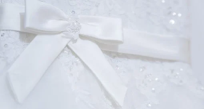 5 Tips Merawat Pakaian Berbahan Satin