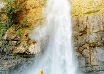 Menikmati Keindahan Curug Cimarinjung di Geopark Ciletuh Sukabumi