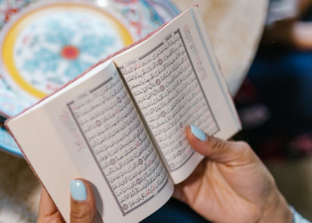 Kisah Seorang Yahudi Masuk Islam karena Mengetahui Al-Qur`an sangat Terjaga