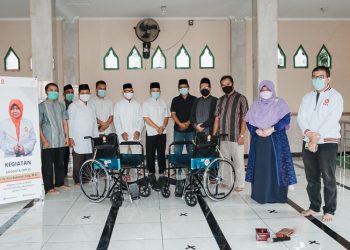 Anis Berikan Kursi Roda dan Vaksinasi untuk Masyarakat