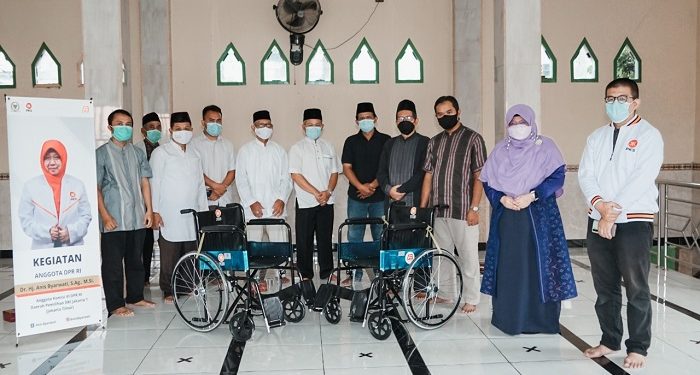 Anis Berikan Kursi Roda dan Vaksinasi untuk Masyarakat