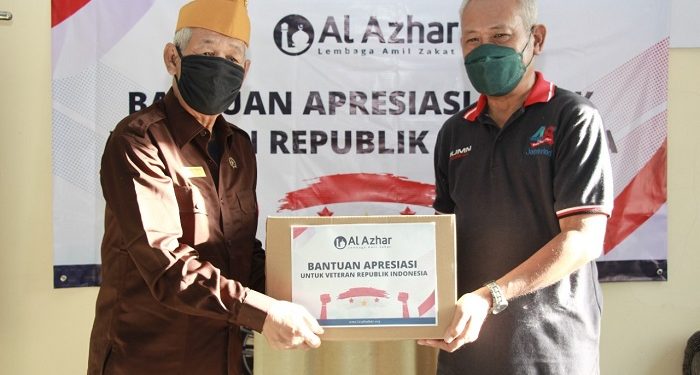 Sambut Kemerdekaan, LAZ Al Azhar Kirimkan Paket Logistik untuk Veteran di Bekasi