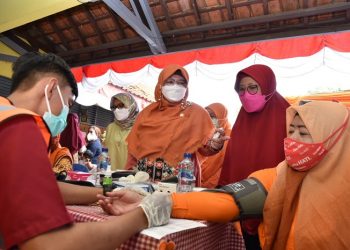 Anis Byarwati Memantau 200 Warga Bidaracina yang Divaksinasi Hari ini