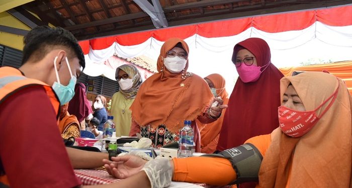 Anis Byarwati Memantau 200 Warga Bidaracina yang Divaksinasi Hari ini
