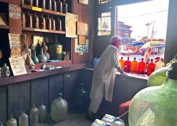 Pembuat Air Mawar di Kashmir Harumkan Masa Depan yang Tidak Pasti