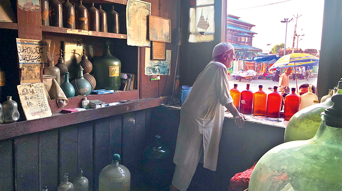 Pembuat Air Mawar di Kashmir Harumkan Masa Depan yang Tidak Pasti