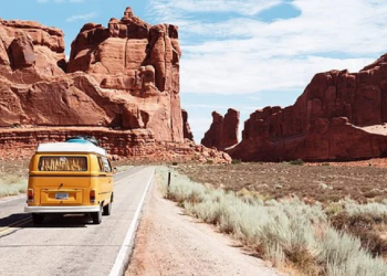 5 Perlengkapan yang Wajib Dibawa saat Road Trip