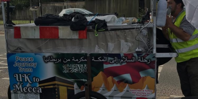 Pria Ini jadi Bintang TikTok Setelah Berjalan dari Midlands ke Makkah