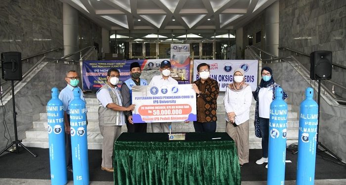 Alumni IPB Serahkan Bantuan Tahap Dua Darurat Covid-19 untuk IPB