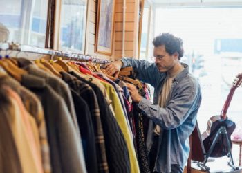 Tips Memilih Warna Pakaian Pria yang Cocok dengan Undertone Kulit