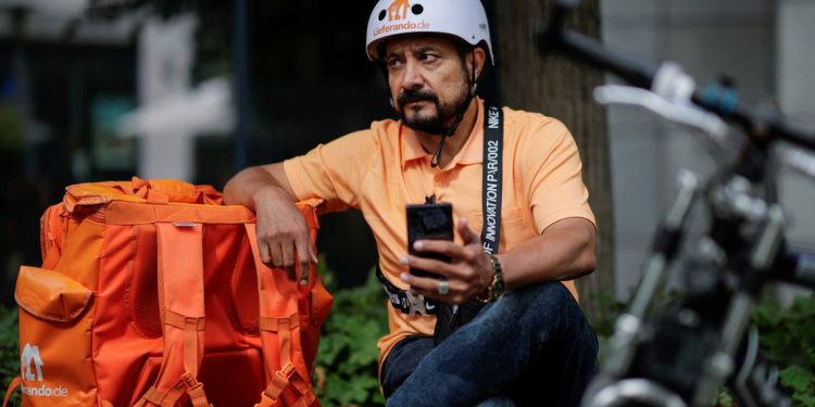 Mantan Menteri Afghanistan Ini Bekerja Sebagai Pengantar Pizza di Jerman