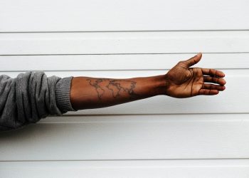 Hukum Shalat Orang yang Bertato