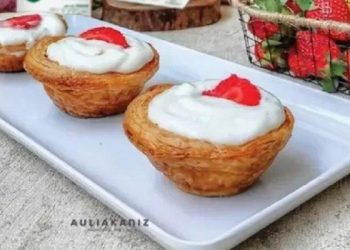 Mini Egg Tart with Strawberry by: auliakaniz