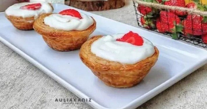 Mini Egg Tart with Strawberry by: auliakaniz