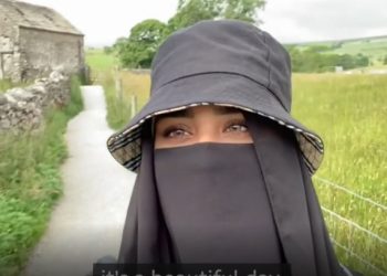 Muslimah Bercadar Inggris Terinspirasi Membuat Grup Hiking Muslim