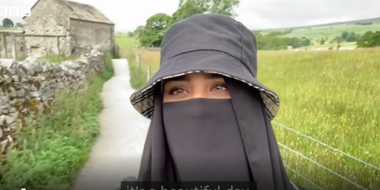 Muslimah Bercadar Inggris Terinspirasi Membuat Grup Hiking Muslim