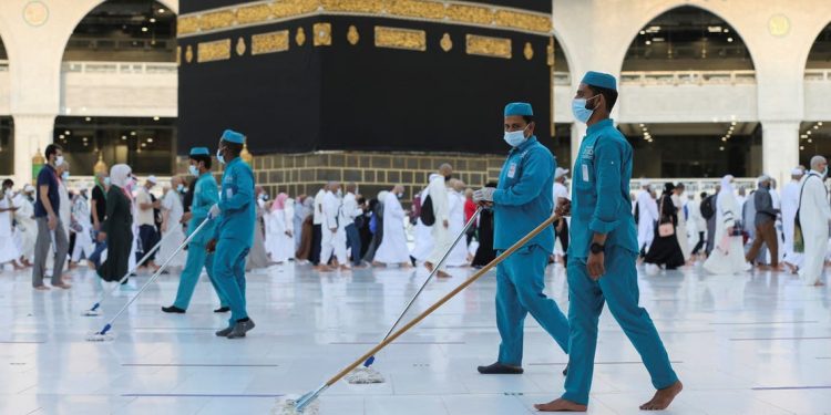 Masjidil Haram Intensifkan Sanitasi Jelang Musim Umrah