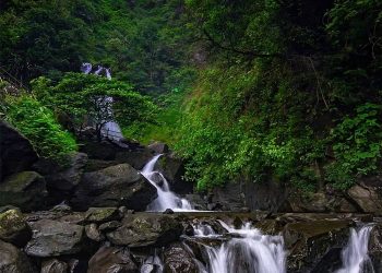 Wisata Curug Ciherang Rekomendasi Liburan Keluarga
