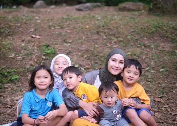 Tetap Pilih Sekolah Daring, Zaskia Adya Mecca Ajak Anak Belajar di Lereng Gunung