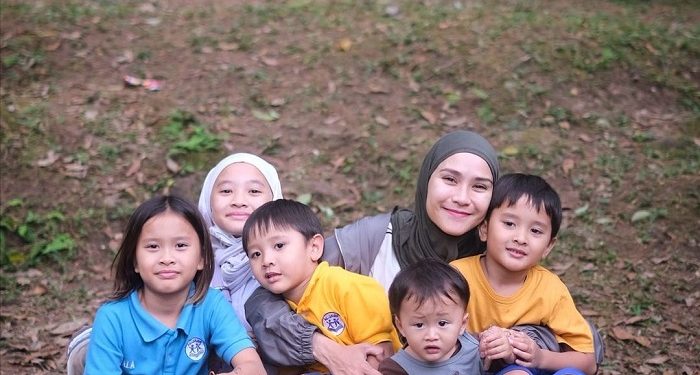 Tetap Pilih Sekolah Daring, Zaskia Adya Mecca Ajak Anak Belajar di Lereng Gunung