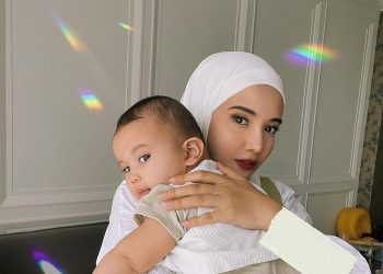 Zaskia Sungkar Ajak Anak Mandi Bola, Simak Manfaatnya