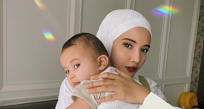 Zaskia Sungkar Ajak Anak Mandi Bola, Simak Manfaatnya