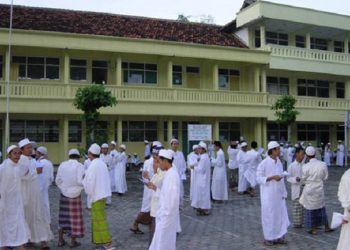 Hukum Memasukkan Anak ke Pondok Pesantren dalam Usia Belum Baligh