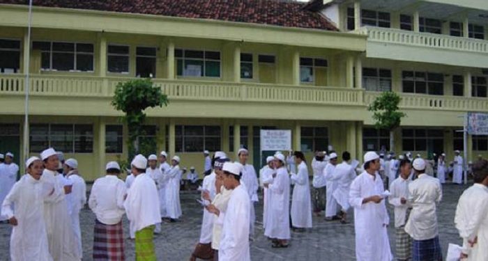 Hukum Memasukkan Anak ke Pondok Pesantren dalam Usia Belum Baligh