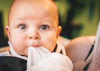 Gejala dan Tanda Si Kecil Mulai Tumbuh Gigi