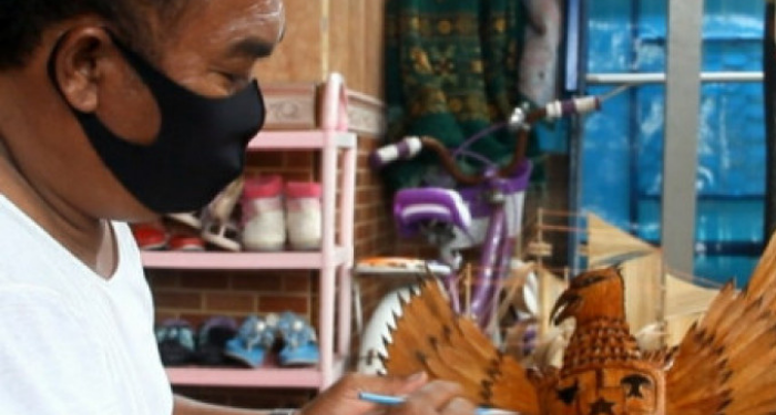 Manfaatkan Barang Bekas untuk Membuat Kerajinan