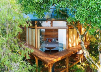 Rumah Pohon Segitiga di Hutan Pantai Brazil