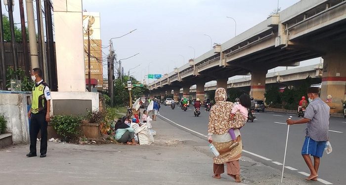 Menjual Derita, Membeli Simpati