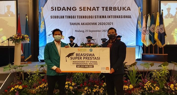 Beasiswa Super Prestasi Dukung Sarjana Unggul di STT STIKMA Internasional