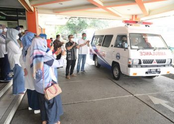 HA IPB Terima Wakaf Ambulans dari Alumni IPB Angkatan 27 dan Jamaah Masjid Alumni