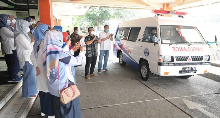 HA IPB Terima Wakaf Ambulans dari Alumni IPB Angkatan 27 dan Jamaah Masjid Alumni