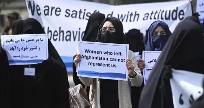 Ratusan Wanita Kenakan Burqa Gelar Aksi Dukung Taliban di Afghanistan