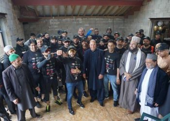 Para Pengendara Sepeda Disambut Bak Pahlawan Setelah Galang Dana untuk Masjid