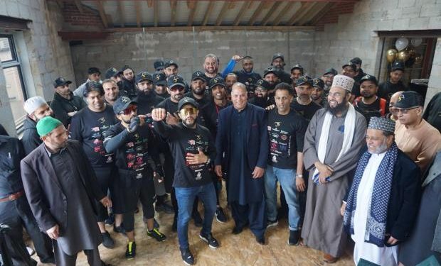Para Pengendara Sepeda Disambut Bak Pahlawan Setelah Galang Dana untuk Masjid