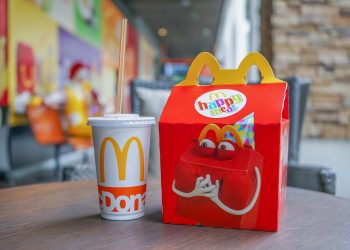 McDonald's akan Kurangi Secara Drastis Mainan Plastik di Happy Meal pada 2025