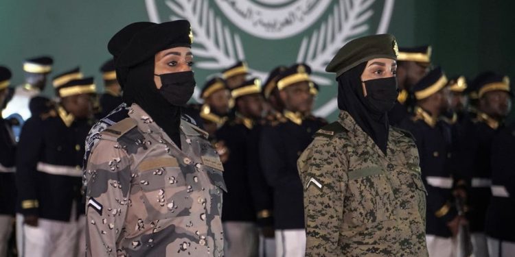 Perempuan ikut ambil bagian dalam parade militer Hari Nasional Saudi tahunan untuk pertama kalinya dalam sejarah Kerajaan pada hari Kamis lalu.
