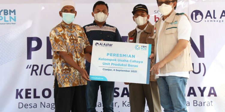 Serahkan Bantuan RMU YBM PLN Dukung Desa Gemilang LAZ Al Azhar Menuju Sejahtera