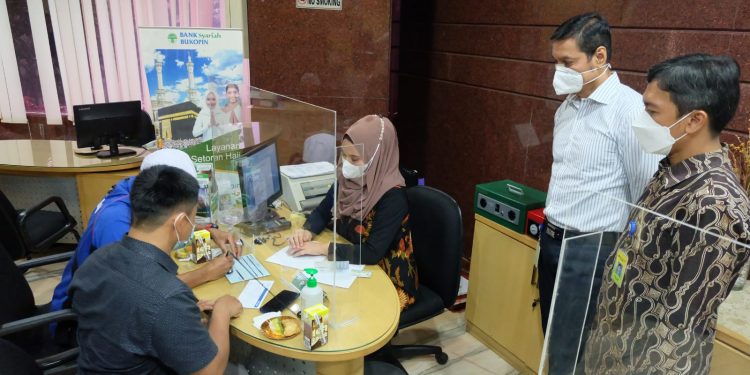 Melayani dan Menyapa Nasabah di Hari Pelanggan Nasional