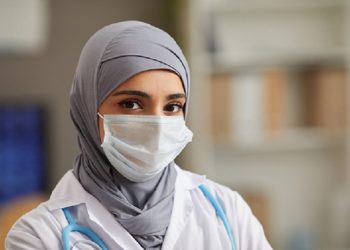 Kurangi Bicara saat Pakai Masker untuk Cegah Jerawat