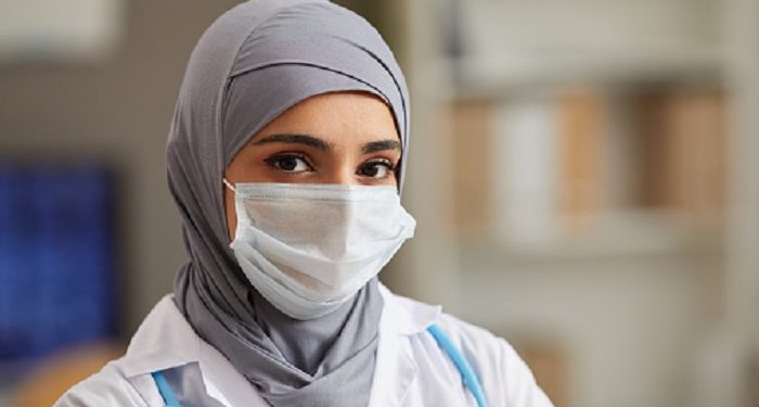 Kurangi Bicara saat Pakai Masker untuk Cegah Jerawat